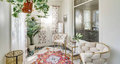 1 Mi to Dtwn Elgin: Dutch Colonial w/ Lovely Patio