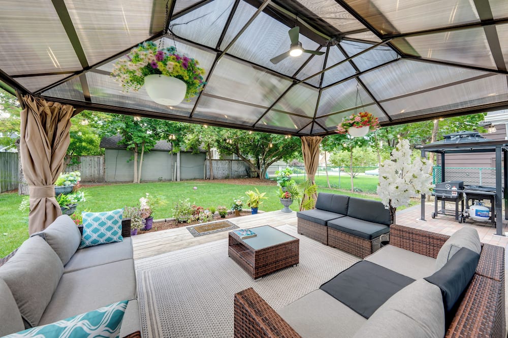 1 Mi to Dtwn Elgin: Dutch Colonial w/ Lovely Patio - Cuba, IL