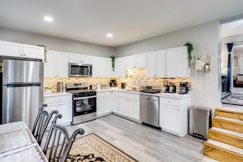 1 Mi to Dtwn Elgin: Dutch Colonial w/ Lovely Patio