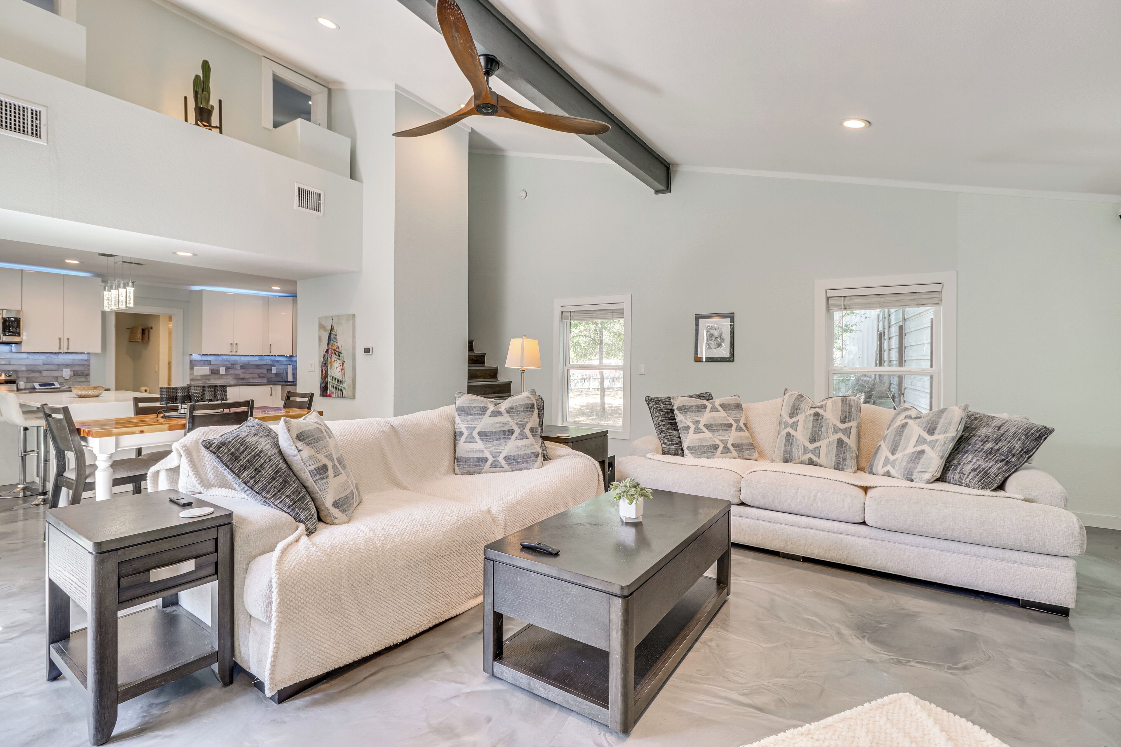 Casa (2 Bedrooms) | Área de sala de estar | Televisión y chimenea 