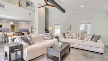 Casa (2 Bedrooms) | Area soggiorno | TV, caminetto