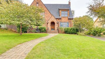 House (4 Bedrooms) | Front of property