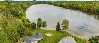 อัญมณีริมทะเลสาบพร้อมท่าเรือส่วนตัว & ลานในชาร์เลอวอยซ์