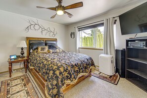 House (3 Bedrooms) | Interior - Spacious Yard & Deck: Home 8 Mi to Puget Sound! (Marysville)