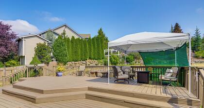 Spacious Yard & Deck: Home 8 Mi to Puget Sound!