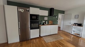 Refrigerador, microondas, placa de cocina, lavavajillas