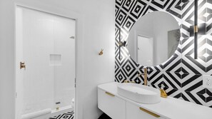 Séchoir à cheveux, serviettes fournies