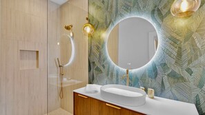 Séchoir à cheveux, serviettes fournies