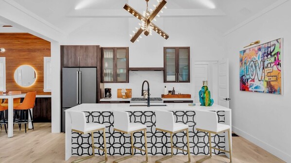 Réfrigérateur, four à micro-ondes, un four, surface de cuisson