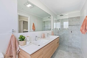 Douche, sèche-cheveux, serviettes fournies, shampoing