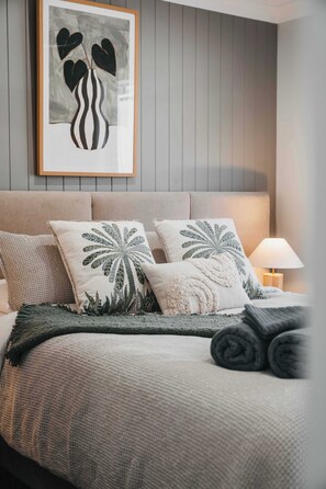 4 bedrooms, iron/ironing board, WiFi, bed sheets