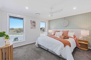 4 bedrooms, iron/ironing board, WiFi, bed sheets