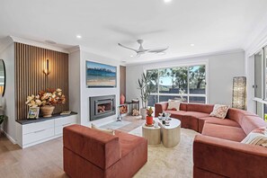 TV, fireplace, stereo, offices - Vinosa - Serene High-End Retreat (Orange)