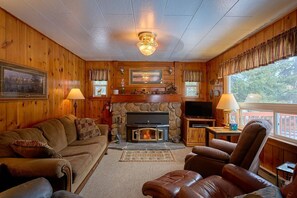 TV, fireplace, books - Rosebud Cottage – Fireplace & High-Speed Internet (Joseph)