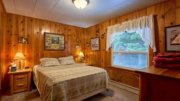 2 bedrooms, desk, iron/ironing board, WiFi