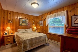 2 bedrooms, desk, iron/ironing board, WiFi