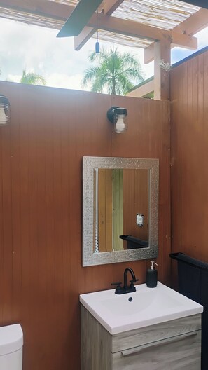 Shower, hair dryer, towels, soap - Zen Den Nature Retreat on a River in Rincón with AC/WIFI (Rincón)