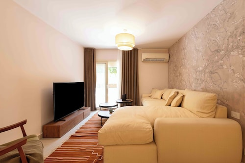 Chill & Swim 2BR October City