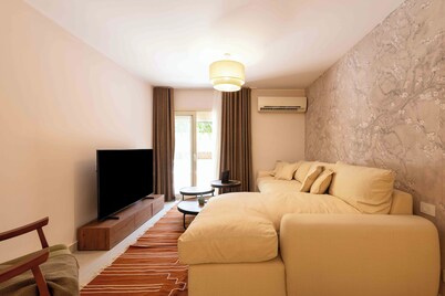 Chill & Swim 2BR October City