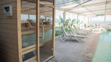 Kolam renang indoor, dengan kursi berjemur