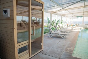 Inomhuspool och solstolar