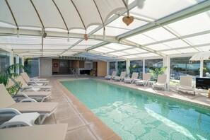 室内游泳池，日光浴躺椅