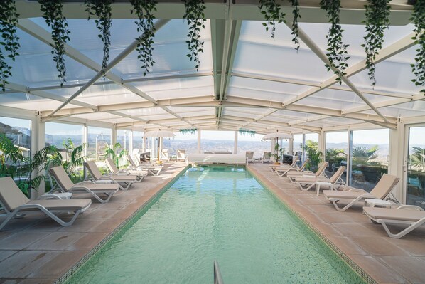 Piscine couverte, chaises longues