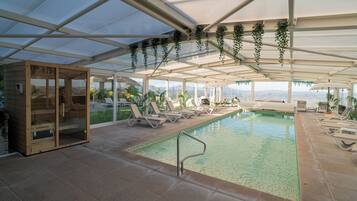 Indoor pool, sun loungers