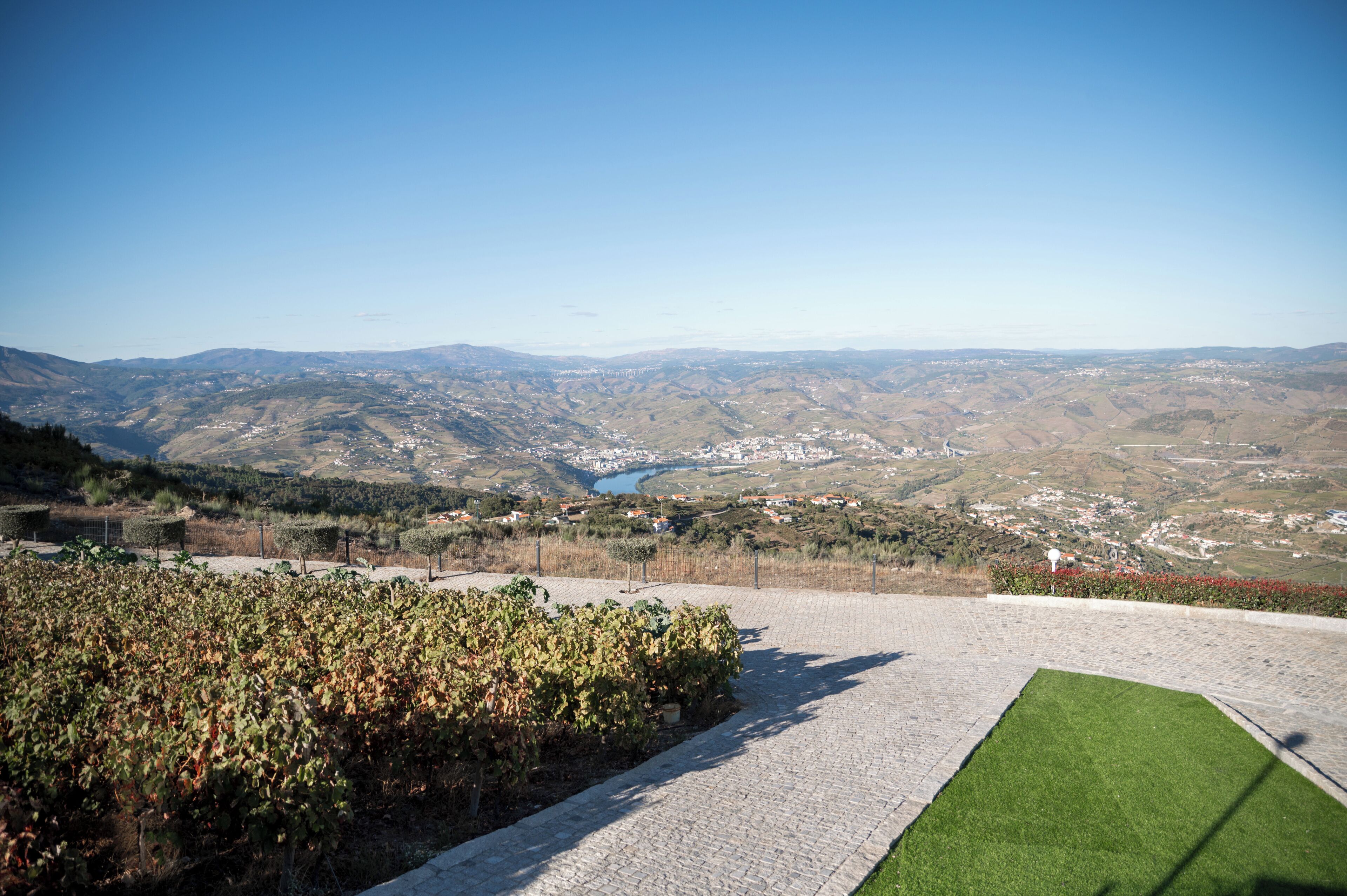 Innendørsbasseng og solsenger