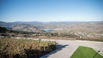 Kolam renang indoor, dengan kursi berjemur