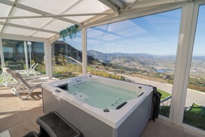 Hồ bơi trong nhà, ghế dài tắm nắng 