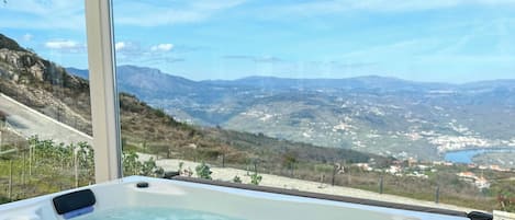 Piscine couverte, chaises longues