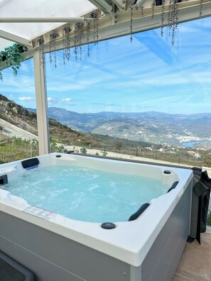Piscine couverte, chaises longues