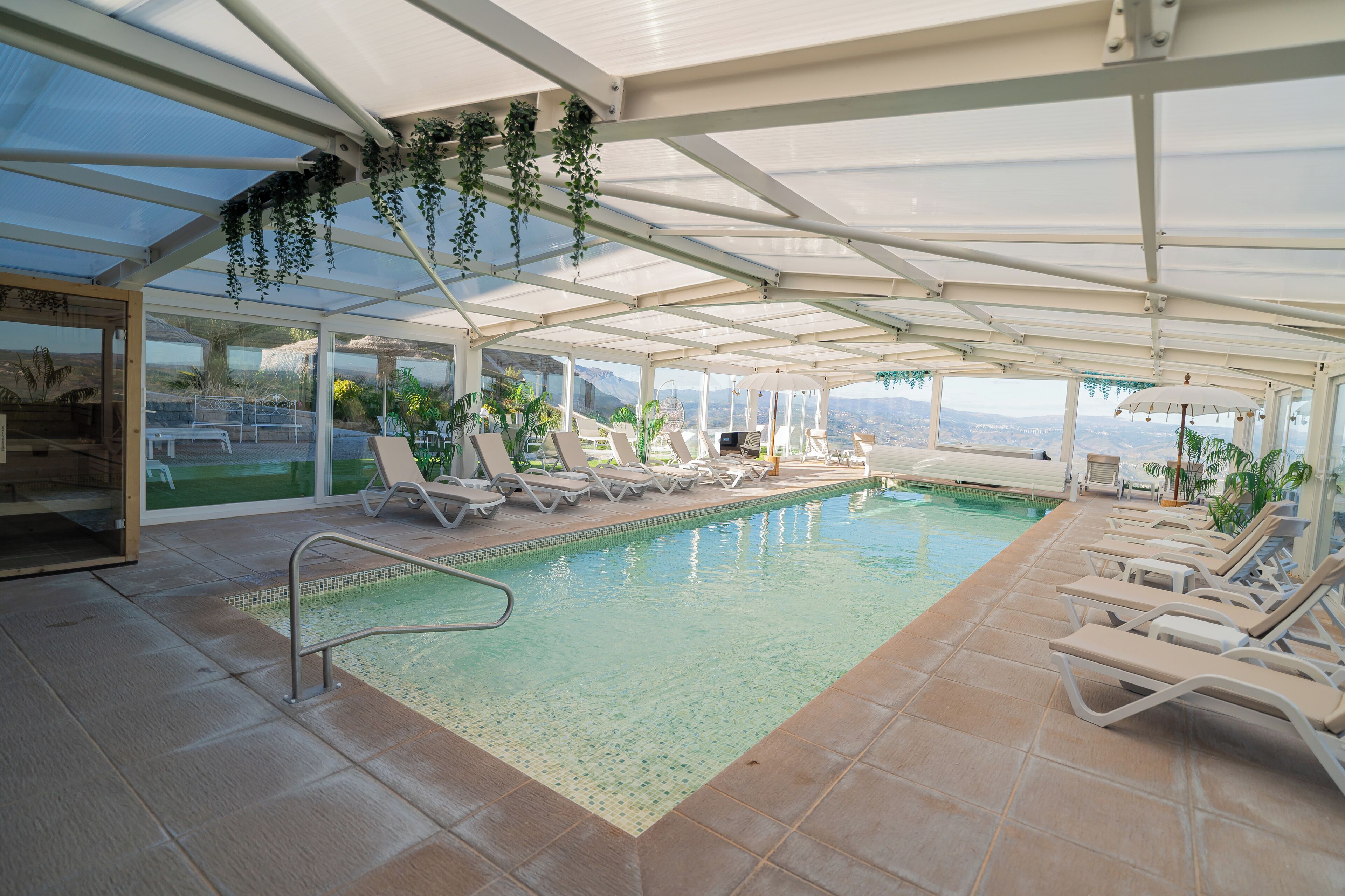 Inomhuspool och solstolar