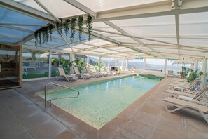 Innenpool, LiegestĂŒhle