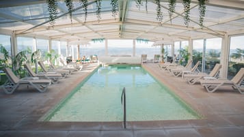 Indoor pool, sun loungers