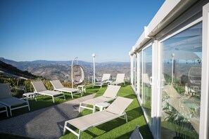 Inomhuspool och solstolar