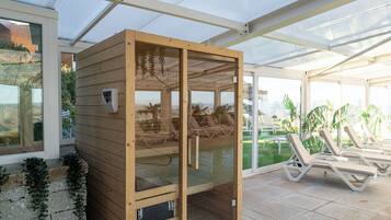 Innenpool, LiegestĂŒhle