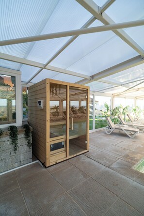 Una piscina cubierta, tumbonas