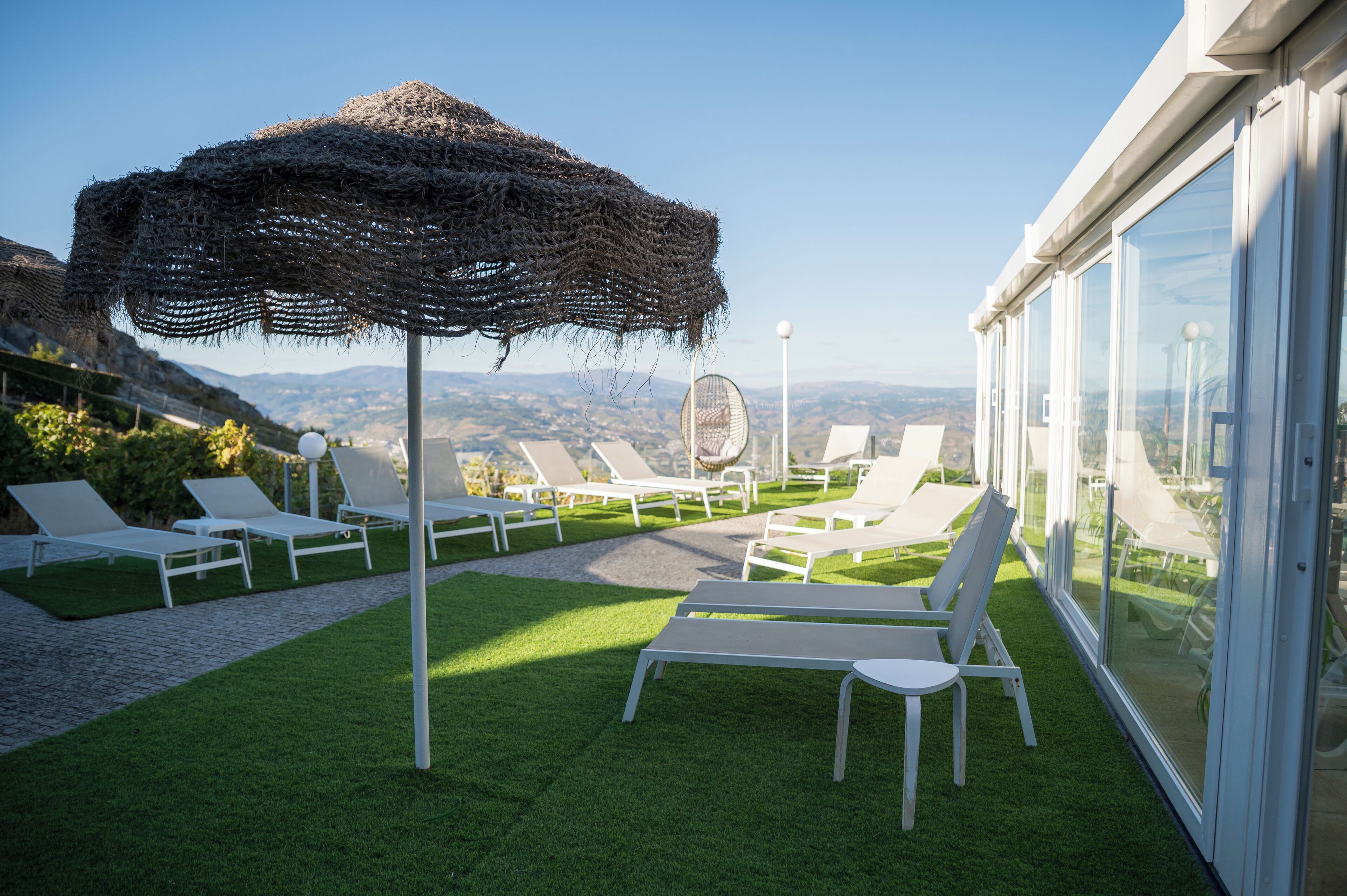 Piscine couverte, chaises longues