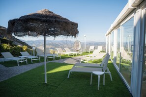 室内游泳池，日光浴躺椅