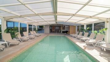 Innenpool, LiegestĂŒhle