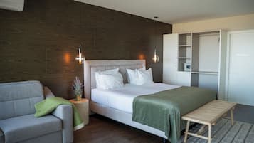 Room | In-room safe, desk, free WiFi