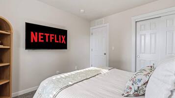 4 habitaciones, escritorio y tabla de planchar con plancha