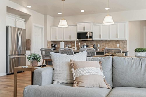 4BR Retreat on Greenbelt and Pond Sleeps 12