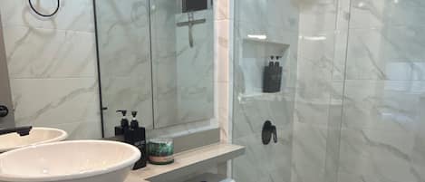 Toallas, jabón, papel de baño