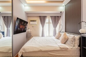 Executive Apartment, 1 Bedroom, Pets Allowed, Pool View | Individually decorated, individually furnished, laptop workspace