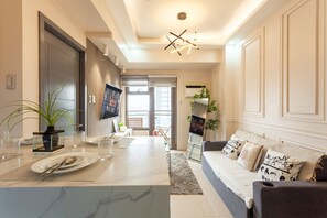 Executive Condo, 1 Bedroom, Pets Allowed, Pool View | Living room