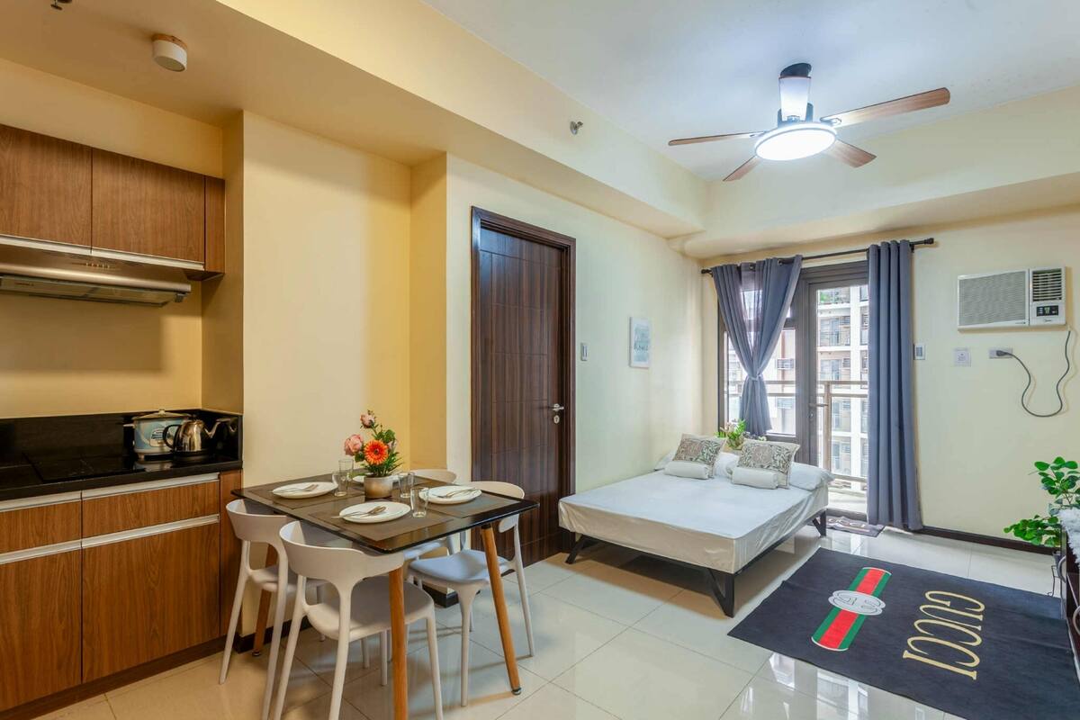 Comfort Apartment, 1 Bedroom, Pets Allowed, Pool View | Living room | 50-inch Smart TV with digital channels
