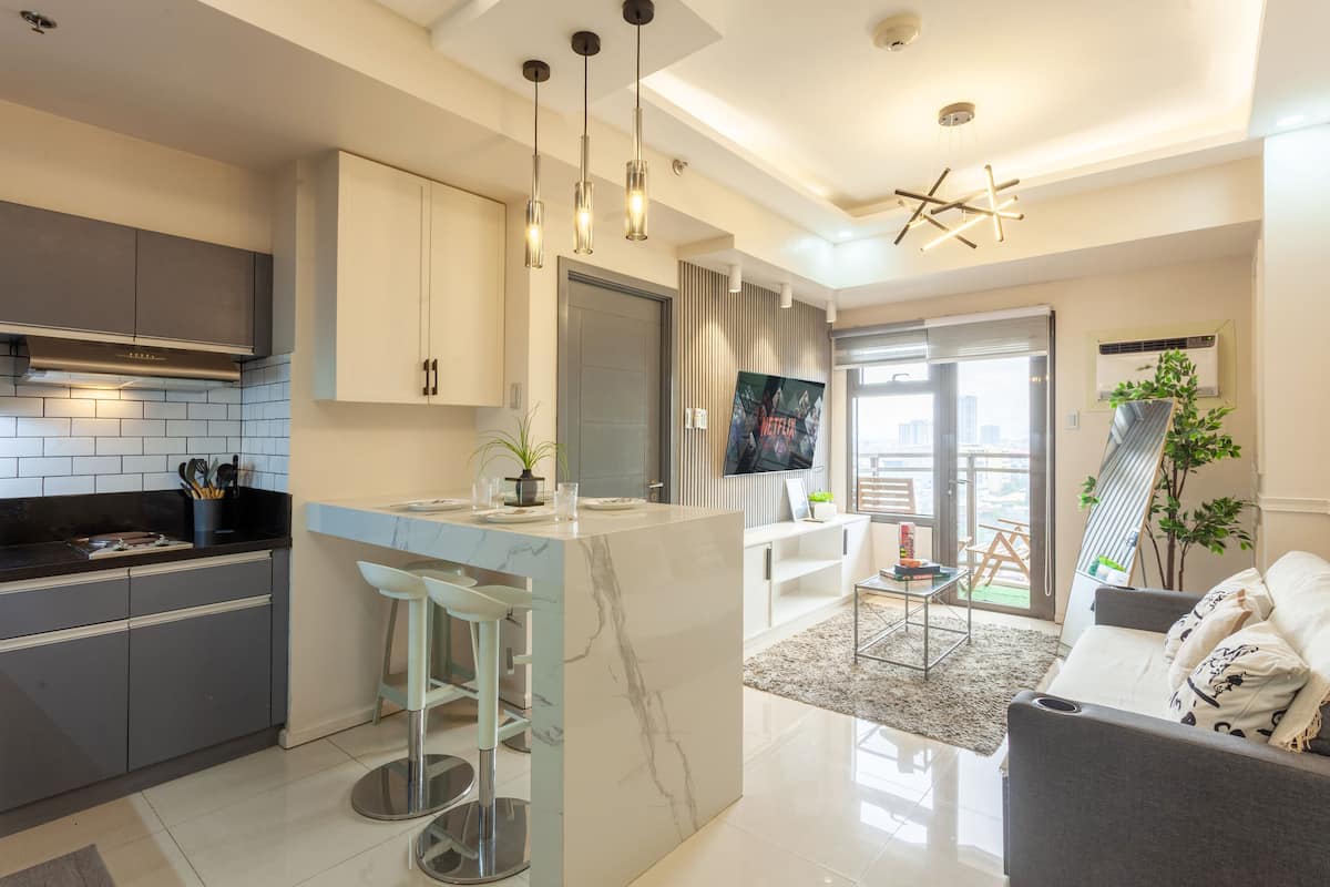 Executive Apartment, 1 Bedroom, Pets Allowed, Pool View | Living room | 50-inch Smart TV with digital channels